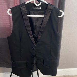 Vest it says large, but fits like a medium